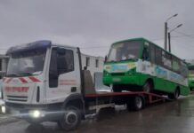 За долги: в Харькове маршрутку забрали на штрафплощадку
