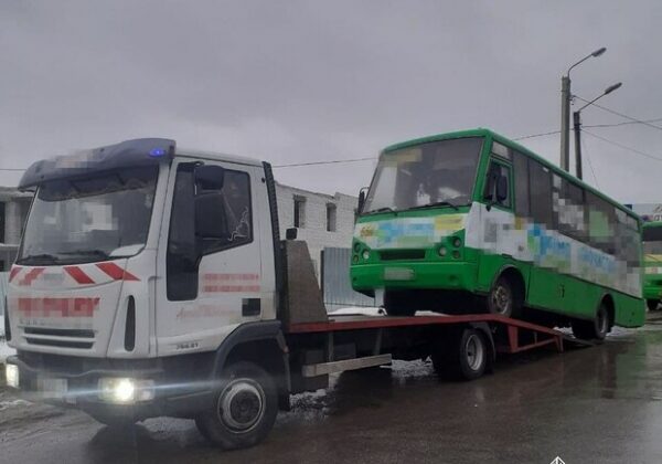 За долги: в Харькове маршрутку забрали на штрафплощадку За долги: в Харькове маршрутку забрали на штрафплощадку