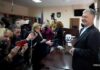 Суд отпустил Порошенко. Но без паспортовСюжет