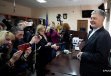 Суд отпустил Порошенко. Но без паспортовСюжет
