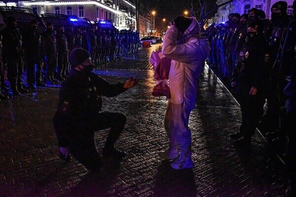 В Одессе нацгвардеец сделал предложение любимой прямо в Новогоднюю ночь В Одессе нацгвардеец сделал предложение любимой прямо в Новогоднюю ночь