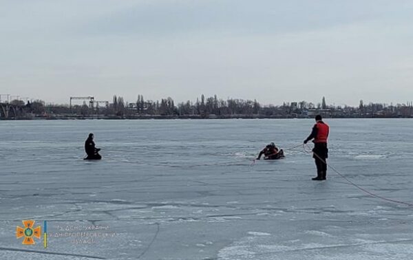 В Днепре водолазы достали из воды утонувшего подростка В Днепре водолазы достали из воды утонувшего подростка
