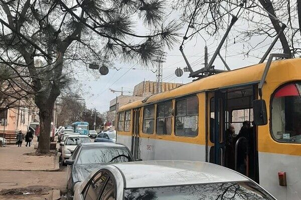 Недоучились: свежая фотоподборка плохой парковки в Одессе Недоучились: свежая фотоподборка плохой парковки в Одессе