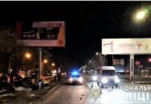 В Одессе авто влетело в рекламный щит, есть погибшие