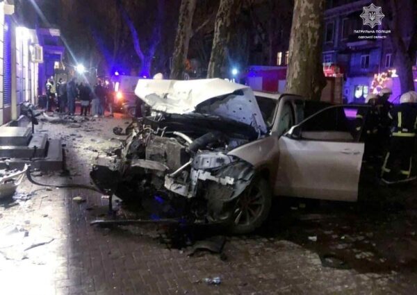 Ночью в центре Одессы пьяный водитель на BMW устроил ДТП и снес два столба. Фото Ночью в центре Одессы пьяный водитель на BMW устроил ДТП и снес два столба. Фото
