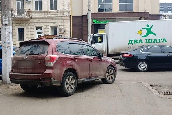 Недоучились: свежая фотоподборка плохой парковки в Одессе Недоучились: свежая фотоподборка плохой парковки в Одессе