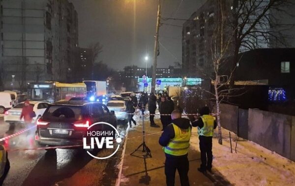 В Киеве неизвестные обстреляли внедорожник В Киеве неизвестные обстреляли внедорожник