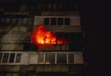 Выпал из горящей квартиры: в Киеве при пожаре погиб мужчина