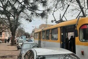 Недоучились: свежая фотоподборка плохой парковки в Одессе Недоучились: свежая фотоподборка плохой парковки в Одессе