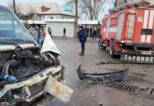 В Запорожье маршрутка протаранила пожарную машину