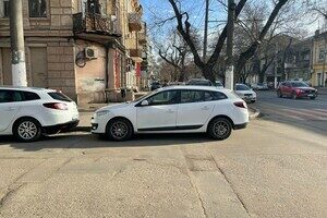 Недоучились: свежая фотоподборка плохой парковки в Одессе Недоучились: свежая фотоподборка плохой парковки в Одессе