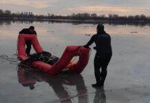 В Киеве из-под льда достали тело мужчины