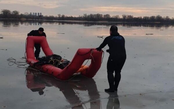 В Киеве из-под льда достали тело мужчины В Киеве из-под льда достали тело мужчины