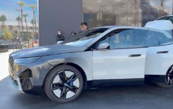 BMW показала электрокар с изменяющимся цветом BMW показала электрокар с изменяющимся цветом