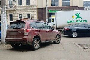 Недоучились: свежая фотоподборка плохой парковки в Одессе Недоучились: свежая фотоподборка плохой парковки в Одессе