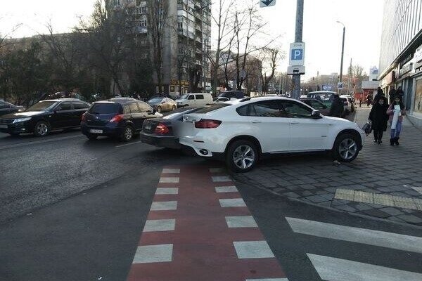 Недоучились: свежая фотоподборка плохой парковки в Одессе Недоучились: свежая фотоподборка плохой парковки в Одессе