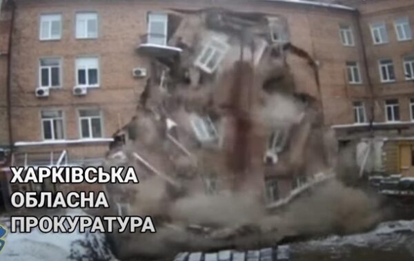 Появилось видео обрушения здания в Харькове Появилось видео обрушения здания в Харькове