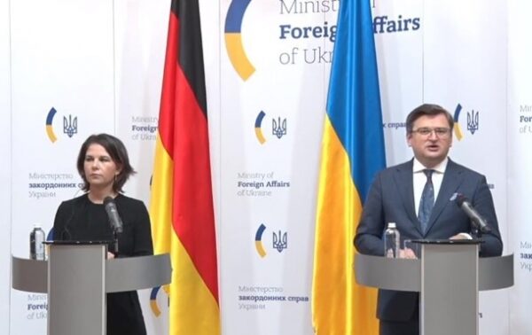 Кулеба и Бербок обсудили вопрос поставок оружия Кулеба и Бербок обсудили вопрос поставок оружия