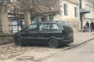 Недоучились: свежая фотоподборка плохой парковки в Одессе Недоучились: свежая фотоподборка плохой парковки в Одессе