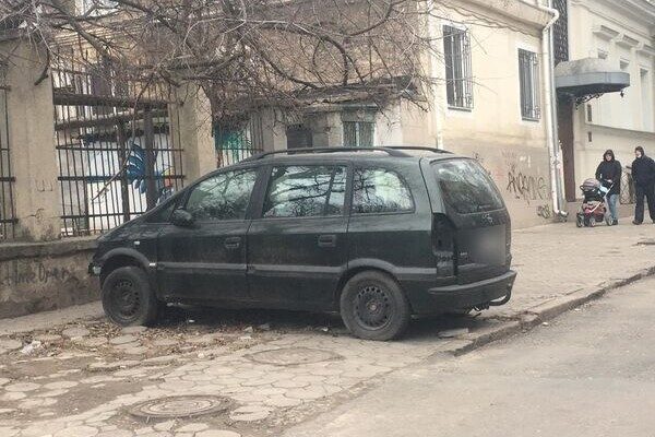 Недоучились: свежая фотоподборка плохой парковки в Одессе Недоучились: свежая фотоподборка плохой парковки в Одессе