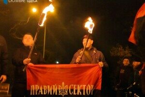 С песнями и факелами: в Одессе отметили День рождения Степана Бандеры С песнями и факелами: в Одессе отметили День рождения Степана Бандеры