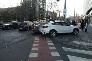 Недоучились: свежая фотоподборка плохой парковки в Одессе Недоучились: свежая фотоподборка плохой парковки в Одессе