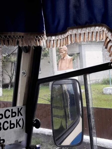 Декоммунизаторы нашли под Савранью уцелевший бюст Калинина и требуют его снести Декоммунизаторы нашли под Савранью уцелевший бюст Калинина и требуют его снести
