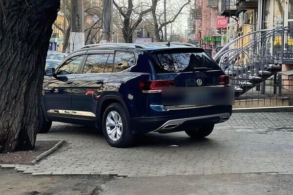 Недоучились: свежая фотоподборка плохой парковки в Одессе Недоучились: свежая фотоподборка плохой парковки в Одессе