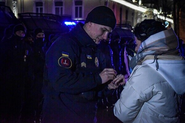 В Одессе нацгвардеец сделал предложение любимой прямо в Новогоднюю ночь В Одессе нацгвардеец сделал предложение любимой прямо в Новогоднюю ночь