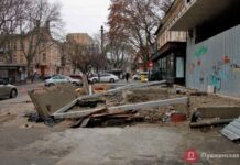 Заваленный строительным хламом тротуар в центре Одессы пообещали привести в порядок: сроки