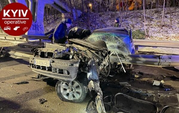 Погибший и оторванные конечности: в Киеве BMW влетел в отбойник Погибший и оторванные конечности: в Киеве BMW влетел в отбойник