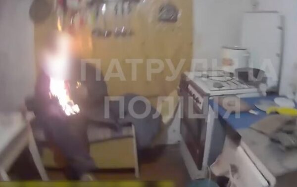 В Харькове мужчина поджег себя перед патрульными В Харькове мужчина поджег себя перед патрульными