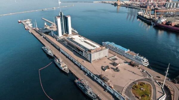 Украина запретила кораблям России входить в свои внутренние воды Украина запретила кораблям России входить в свои внутренние воды