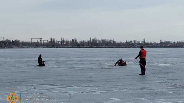 В Днепре двое подростков провалились под лед: один из них погиб В Днепре двое подростков провалились под лед: один из них погиб