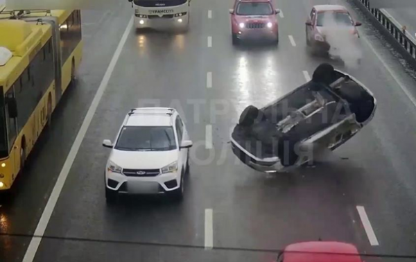 Появилось видео ДТП с перевернувшимся авто в Киеве Появилось видео ДТП с перевернувшимся авто в Киеве