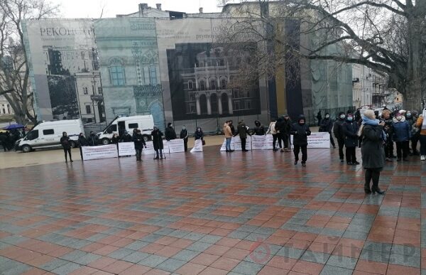 Перед мэрией Одессы проходят сразу три митинга Перед мэрией Одессы проходят сразу три митинга