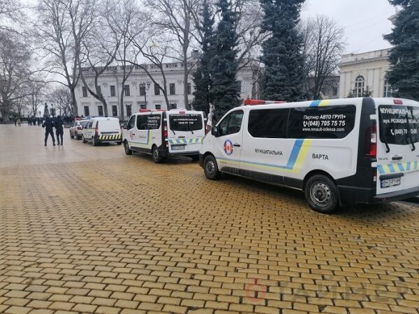 Перед мэрией Одессы проходят сразу три митинга Перед мэрией Одессы проходят сразу три митинга
