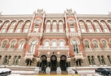 Нацбанк начал скупать дешевеющий доллар