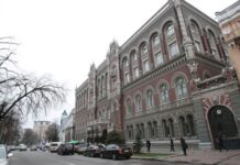 НБУ продал в январе максимум валюты за два года