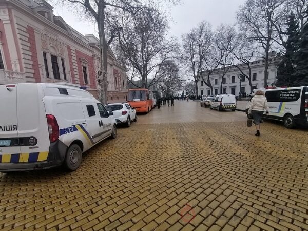 Перед мэрией Одессы проходят сразу три митинга Перед мэрией Одессы проходят сразу три митинга