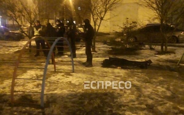 На детской площадке в Киеве нашли труп На детской площадке в Киеве нашли труп