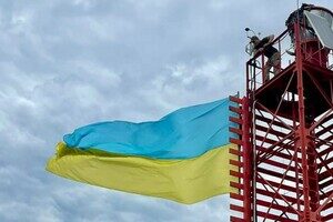 На маяке в Одесской области установили огромный флаг Украины На маяке в Одесской области установили огромный флаг Украины