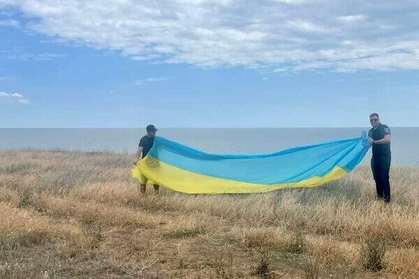 На маяке в Одесской области установили огромный флаг Украины На маяке в Одесской области установили огромный флаг Украины