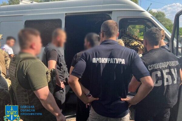 Одессит перевозил уклонистов из страны в скрытом отсеке буса Одессит перевозил уклонистов из страны в скрытом отсеке буса
