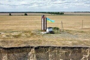 На маяке в Одесской области установили огромный флаг Украины На маяке в Одесской области установили огромный флаг Украины