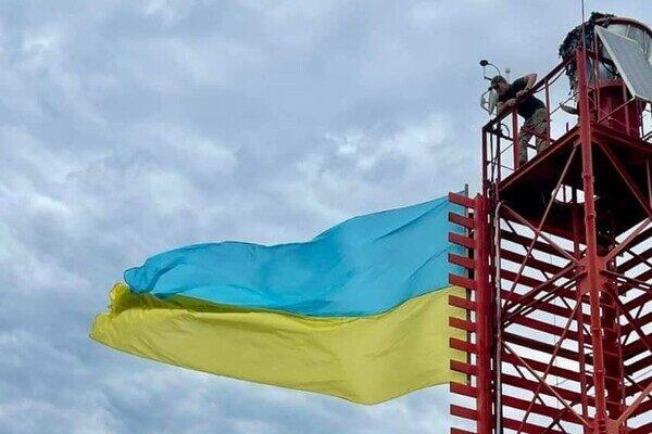 На маяке в Одесской области установили огромный флаг Украины На маяке в Одесской области установили огромный флаг Украины
