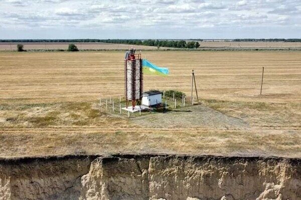 На маяке в Одесской области установили огромный флаг Украины На маяке в Одесской области установили огромный флаг Украины