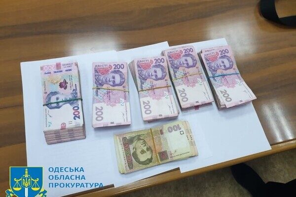 В Одессе два чиновника "Укрзализныци" попались на взятке В Одессе два чиновника "Укрзализныци" попались на взятке