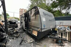В Одессе мужчина поджег автомобили волонтеров с вещами для переселенцев В Одессе мужчина поджег автомобили волонтеров с вещами для переселенцев