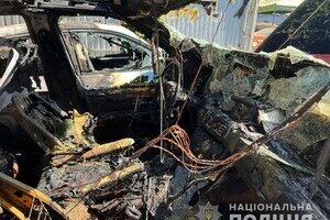 В Одессе мужчина поджег автомобили волонтеров с вещами для переселенцев В Одессе мужчина поджег автомобили волонтеров с вещами для переселенцев